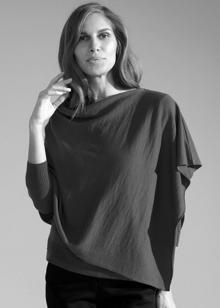 Sibin Linnebjerg Paris Poncho - Light Army: Trendy and comfortable poncho in Light Army color. Perfect for any occasion.