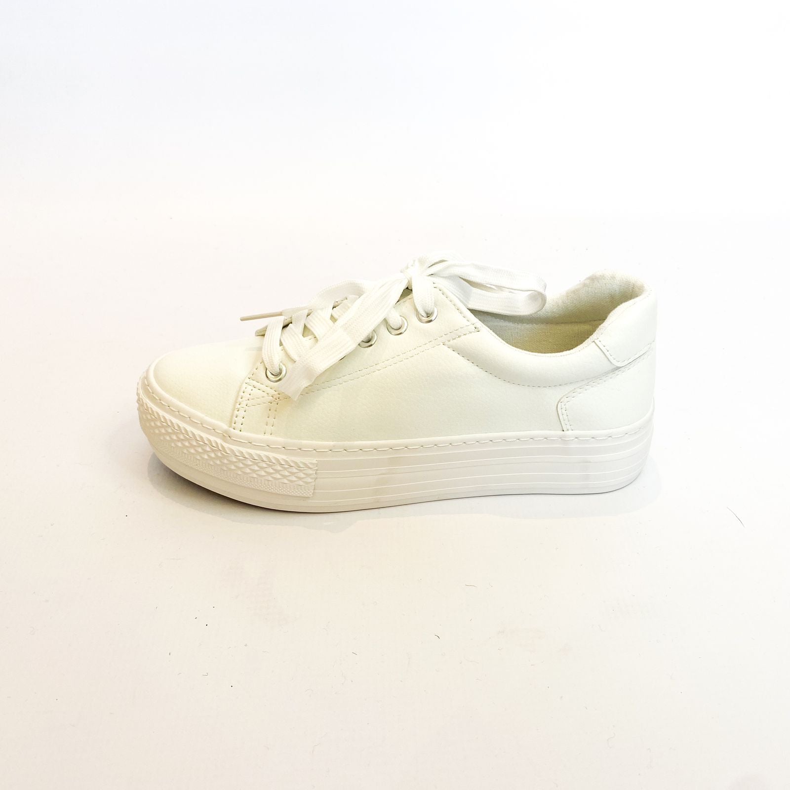 White lace up sneaker Savoy.